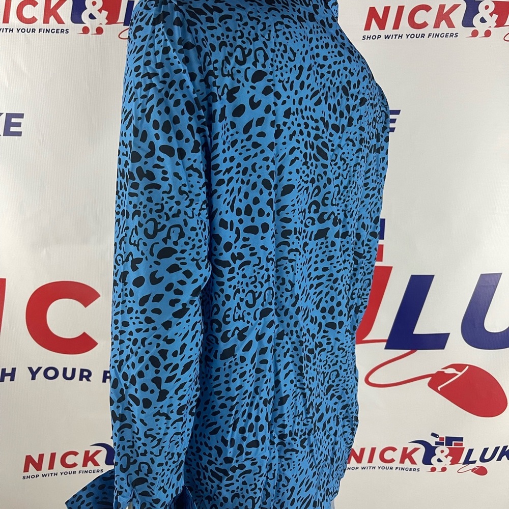 Animal pattern wrap blouse, button up with elastic waist and full collar - Picture 4 of 6